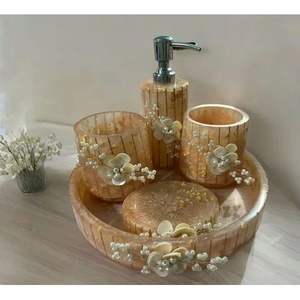 Ensemble de salle de bain en résine blanche de luxe avec plateau, comprenant un distributeur de savon et un gobelet - Product Image 4