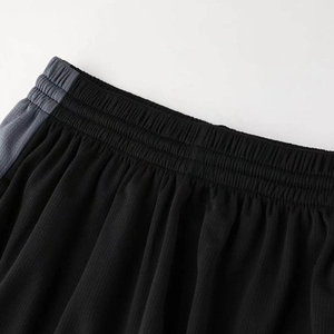 Shorts de basketball noirs personnalisés avec bande blanche, en tissu mesh respirant, taille élastique, pour entraînement sportif et football américain - Product Image 4