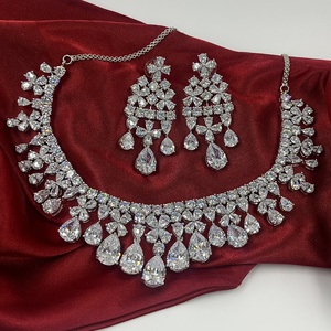 Ensemble de bijoux collier et boucles d'oreilles en zircone cubique pour femmes |   Ensemble de bijoux fantaisie de mariage indien, cadeau pour anniversaire - Product Image 4
