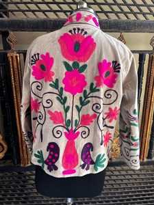 Chaqueta de Terciopelo Bordada a Mano con Diseño Moderno y Textiles Tradicionales, Estilo Boho Chic, Chaqueta Suzani Floral, Blazer Distintivo - Product Image 3