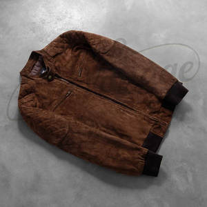 Chaqueta Bomber de Cuero de Gamuza Marrón Premium para Hombre - Chaqueta de Motero de Piel de Cabra Genuina de Corte Ajustado con Ribete Acanalado y Bolsillos con Cremallera - Product Image 4