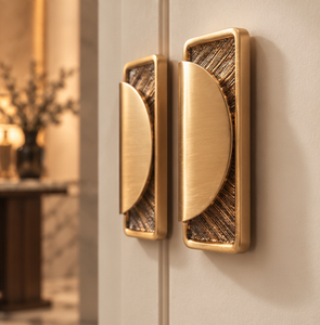 Geometrischer Türgriff aus Goldmessing mit Gebogenem Halbmond-Griff und Strukturierter Rechteckiger Rückplatte für Zeitgenössische Villeneingänge - Product Image 3