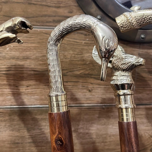 Bâtons de marche rustiques modernes en bois naturel écologique avec poignée en laiton poli, idéaux pour les cadeaux - Product Image 1