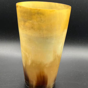 Verre en corne poli pour boissons – Tasse élégante et légère, idéale pour jus, eau, bière et boissons gazeuses – Authentique tasse à boire en corne UO - Product Image 1