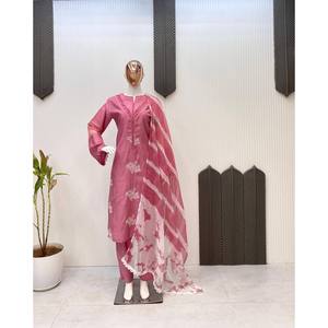 Hermoso conjunto de salwar kameez de rayón con top, pantalón y dupatta elegante para fiestas - Product Image 3