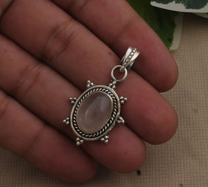 จี้โรสควอตซ์ธรรมชาติ เงินแท้ 925 เกรด AAA พลอยสีชมพูลายเส้น สร้อยคอสำหรับทุกเพศ สไตล์วินเทจ ชุบแพลตตินั่ม หรูหรา - Product Image 5