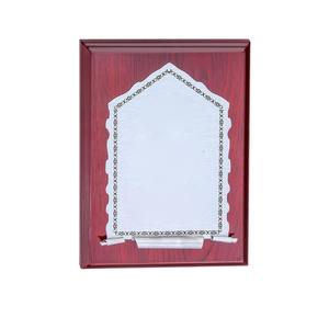 Plaque en argent à motif de défilement, best-seller, avec cadre en bois et gravure personnalisée pour reconnaissance, disponible au prix export - Product Image 2