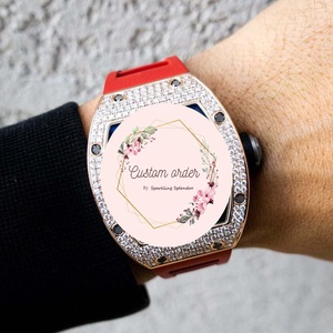 นาฬิกาข้อมือแฟชั่นหรูหราสำหรับผู้ชาย สายยางสีแดงครึ่งหนึ่ง ตัวเรือนสแตนเลสสตีล หน้าปัดขนาดใหญ่ ประดับเพชรโมอิสซาไนต์ ตัวเรือนทรงสี่เหลี่ยม กระจกแซฟไฟร์ - Product Image 4