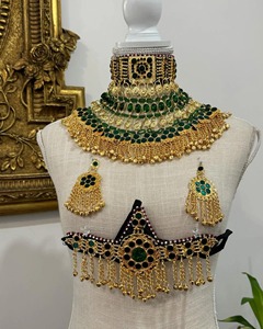 Grand collier tribal afghan avec pendentif en verre vert et motifs gravés détaillés pour bijoux ethniques. - Product Image 1