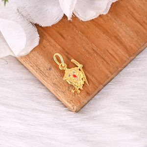Colgante de León Pequeño y Exclusivo en Latón Chapado en Oro con Circonita, Joyería Hecha a Mano para Mujeres y Niñas - Product Image 3