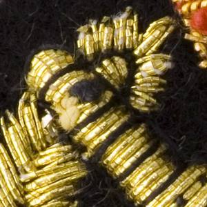 ตราสัญลักษณ์ปักมือจากโอมาน ทำจากลวดทองเหลือง พร้อมฐานผ้าสักหลาดสีทองและผ้าใบสีดำ ตราติดหมวกแบบกำหนดเองได้ ขนาด 5 ซม. แบบนูน - Product Image 4