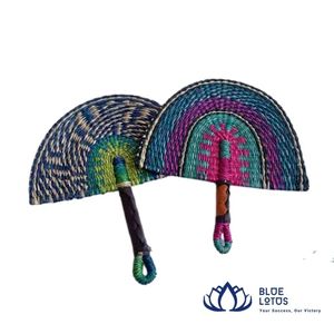 Abanico de mano sostenible hecho a mano de hierba marina, rústico, de paja tejida, para refrescarse, ideal como regalo para despedida de soltera, procedente de Vietnam. - Product Image 1