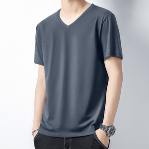 T-shirt homme col V en coton respirant, coupe slim et polyvalente, couleur unie, broderie personnalisée avec logo OEM. - Product Image 1