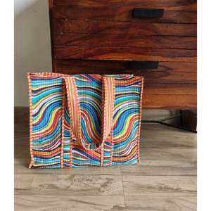 Sac fourre-tout promotionnel The Quince Life Rainbow Swirl, design élégant et coloré pour une visibilité accrue et les activités de plein air - Product Image 4