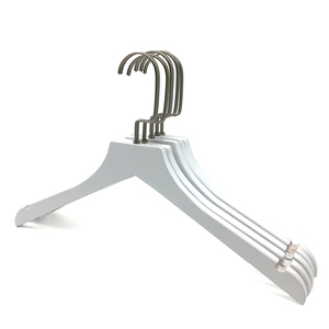 Cintres en bois blancs modernes et durables avec logo personnalisé et crochet métallique - Tailles homme et femme pour commandes sur mesure - Garantie de qualité - Product Image 1