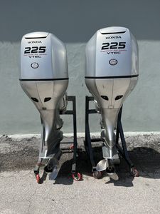 Paire de moteurs hors-bord d'occasion 2018 DF225 225 CV 4 temps 30 pouces de arbre, 318/320 heures, avec équipements, PRÊT À LIVRER – Vente Flash - Product Image 2