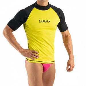 T-shirt de bain pour homme à manches courtes, coupe confortable, jaune et noir, séchage rapide, en polyester, avec logo imprimé sur le devant - Product Image 1