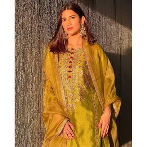 ชุดเสื้อและกางเกงผ้าซาตินดีไซเนอร์ พร้อมผ้าคลุมไหล่ สำหรับงานปาร์ตี้ แขนยาวสามส่วน - Product Image 3