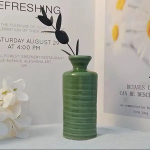 แจกันเซรามิคทรงกระบอกลายริ้วเคลือบสีเขียวเข้ม ดีไซน์เพรียวบาง เหมาะสำหรับตกแต่งบ้านสไตล์ร่วมสมัยและจัดดอกไม้ - Product Image 1