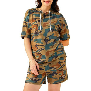 Ensemble short et haut à capuche camouflage 2 pièces pour femme, coupe ample, décontracté, respirant, en polyester tricoté, printemps-été - Product Image 1
