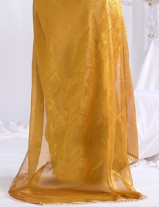 Sari Tradicional de Seda Dorada para Mujer KV con Blusa Reversible Antiarrugas para Fiesta - Product Image 3