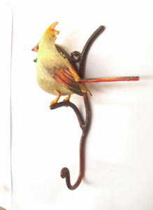 Gancho de hierro pintado con diseño de cardenal hembra - Product Image 4