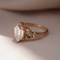 Bague de fiançailles en moissanite taille hexagonale 2,50 carats, sertie clos, en or jaune 14K plaqué rhodium, style Art Déco floral vintage pour femme