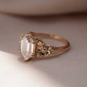 Anillo de compromiso de moissanita con corte hexagonal de 2.50 CT, anillo floral vintage de oro amarillo de 14K, anillo de joyería nupcial Art Deco único para ella - Product Image 6