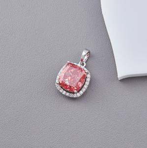 Colgante de Diamante Rosa Cultivado en Laboratorio con Corte Cojín y Halo en Oro Blanco/Rosa/Amarillo de 14K, Chapado en Rodio de Lujo, Certificado IGI - Product Image 1