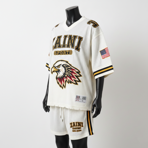 Conjunto corto de jersey de malla de poliéster suave de 220 GSM, negro y dorado, estilo atlético, con panel de rayas y logotipo estampado en serigrafía. - Product Image 1