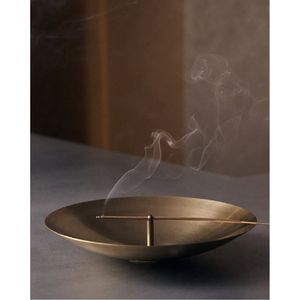 Brûleur d'encens en métal doré de luxe en gros, design sablier moderne, support minimaliste pour yoga, méditation, décoration intérieure - Product Image 4