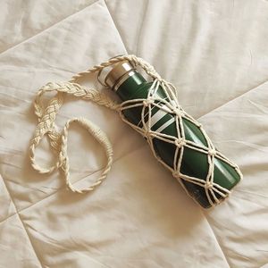 Porte-bouteille en macramé fait main style bohème, en corde de coton naturelle, sacoche pour bouteille d'eau, idéal pour les voyages, la plage, les festivals et l'usage quotidien - Product Image 3