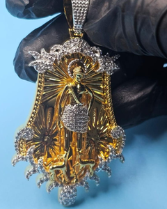 Medallón de San Lázaro en Oro Sólido de 18K con Moissanita de Corte Brillante Redondo y Diseño de Cruz, Unisex - Product Image 1
