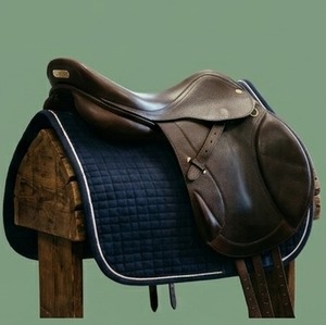 Selle d'exercice professionnelle en cuir pour chevaux de saut avec arceau en bois, tailles et couleurs personnalisables, durable - Product Image 2