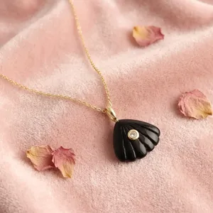 Collier pendentif en laiton plaqué or 18 carats anti-ternissement avec onyx noir et coquille de zirconium blanc pour femme, bijoux romantiques - Product Image 3