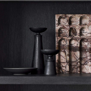 Porte-bougie moderne en métal noir avec un design élégant en colonne conique et une plaque supérieure ronde pour une décoration intérieure contemporaine - Product Image 4
