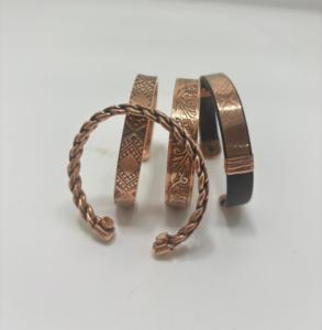 Bracelets en cuivre antique faits à la main, motifs sculptés, finition bronze plaqué or - Accessoires de mode pour usage quotidien, idéaux pour offrir - Product Image 4
