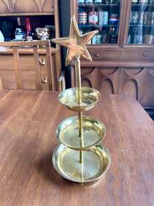 Support de service à étages en laiton vintage en forme d'étoile avec trois assiettes pour la décoration de fête - Product Image 2