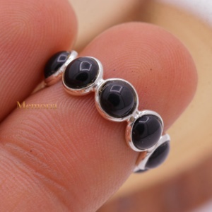 ขายส่งแหวนเงินแท้ 925 ประดับพลอยออนิกซ์สีดำทรงกลมแบบคาโบชอง รุ่น Eternity Band จาก Memoria Jewels - Product Image 1