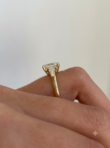 14K Gelbgold Labor-Gezüchteter Smaragdschliff-Diamant Klassischer Dreisteiniger Solitär-Geschenkring für Damen - Product Image 2