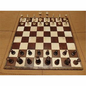 Échecs en bois de style Staunton personnalisés en gros, pièces d'échecs professionnelles lestées avec plateau de rangement pliable, jeu de société classique éducatif - Product Image 5