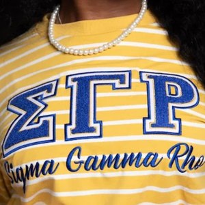 ซิกมาแกมมาโรเสื้อสเวตเตอร์ลายทางสีขาวทองผู้หญิงกรีกซอร์โรริตี้คอกลมสไตล์สตรีทแวร์ลำลอง - Product Image 3