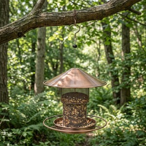 Mangeoire à oiseaux suspendue en cuivre écologique avec toit conique et design d'oiseaux posés sur une perchoir, pour la décoration extérieure du jardin - Product Image 5