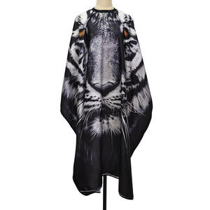 Cape de coiffure personnalisée noire avec motif de barbier et outils, anti-adhérente aux cheveux, pour usage en salon, sublimation permanente - Product Image 4