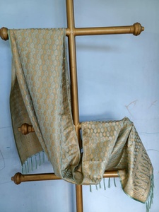 Châle en soie pour femme avec franges vertes et motif floral doré, écharpe légère - Product Image 2