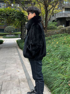Veste en fourrure noire pour homme, fermeture éclair épaisse, col rabattable, coupe classique, style parka - Product Image 4