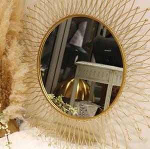 Miroir mural rond en métal doré avec design en forme de soleil, cadre décoratif moderne pour salon et chambre à coucher - Product Image 2