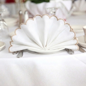 Serviette de table en coton réutilisable beige avec bord festonné pour les célébrations et les dîners - Product Image 1