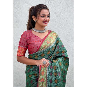 Sari de Seda Patola Verde Suave con Tejido Elite Weaves, Meenakari y Zari, Vestidos Elegantes para Graduación - Product Image 2