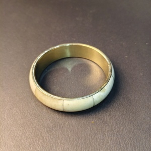 Bracelet classique en os naturel poli et lisse – Bracelet artisanal en os crème massif avec cœur en laiton – Intemporel et durable - Product Image 2